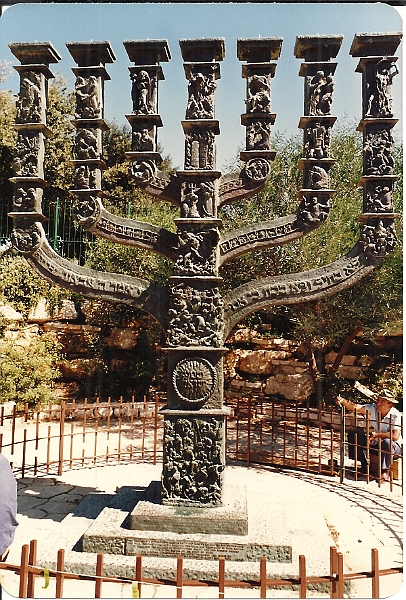 Israel104.jpg - Siedmioramienna Menorah przed izraelskim parlamentem Knesset