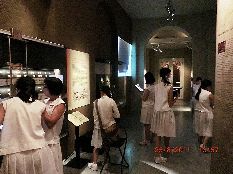 CIMG6637.JPG - school girls with iPads
