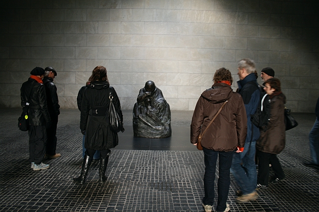 IMG_7944.JPG - foran Kthe-Kollwitz-skulptur