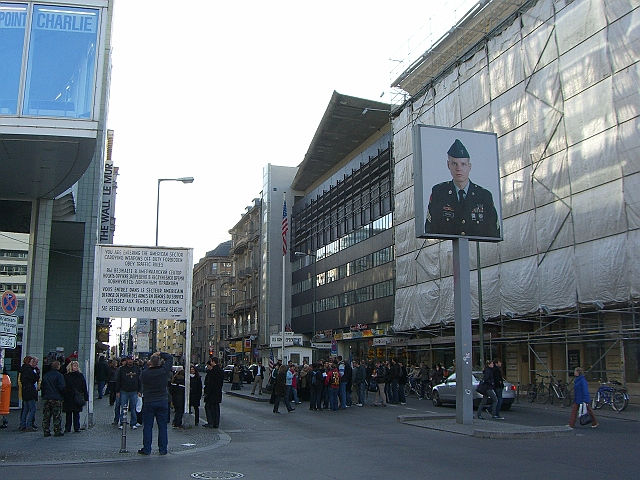 CIMG9151.JPG - Checkpoint Charlie sett fra st