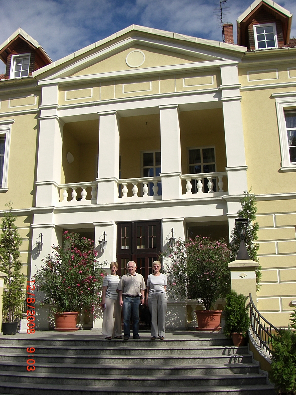 CIMG1429.JPG - turysci przed wejsciem