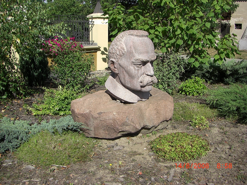 CIMG1783.JPG - rzezba Naczelnika
